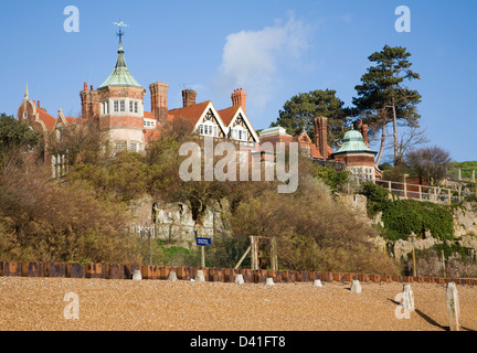 Gotische Türme und Mann gemacht Pulhamite Cliifs, Bawdsey Manor, Suffolk, England Stockfoto