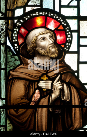 Der Heilige Franziskus von Assisi Glasmalerei, St. Michael und alle Engel Kirche, Withington, Gloucestershire, England, UK Stockfoto