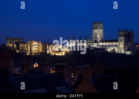 Ein Blick auf Durham Castle und Kathedrale von Durham City beleuchtet in der Nacht vom Durham Bahnhof gesehen Stockfoto