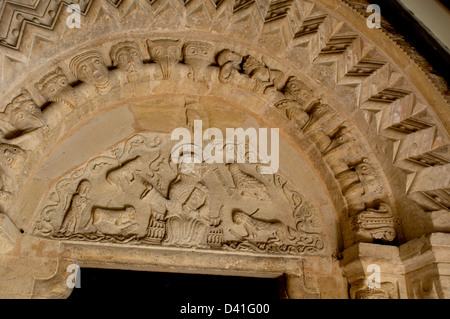 Die südliche Tür, St. Johannes Evangelist-Kirche, Elkstone, Gloucestershire, England, Vereinigtes Königreich Stockfoto