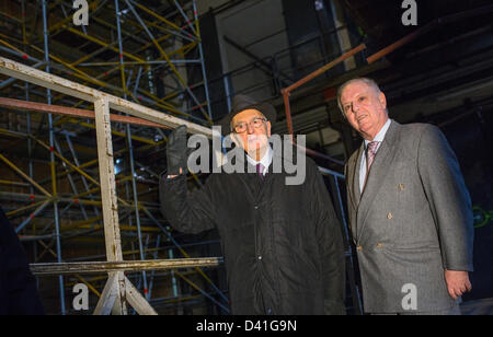 Berlin, Deutschland. 1. März 2013. The Italian President Giorgio Napolitano (R) und star-Regisseur Daniel Barenboim besuchen Sie die Baustelle der Barenboim-Said-Akademie in Berlin, Deutschland, 1. März 2013. Das ehemalige Depot der Berliner Staatsoper wird in eine Schule für bis zu 90 Begünstigte aus Ländern des Nahen Ostens seit zwei Jahren umgewandelt. Napolitano unterstützte das Projekt mit 1 Million US-Dollar. Foto: Hannibal/Dpa/Alamy Live News Stockfoto