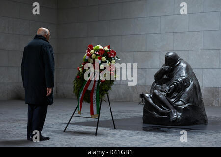 Berlin, Deutschland. 1. März 2013. Giorgio Napolitano, der italienische Staatspräsident Niederlegung Dowing Kranz an die zentrale Gedenkstätte der Bundesrepublik Deutschland für die Opfer des Krieges und Tyranny.ue Wache".  Auf Bild: Staatspräsident Giorgio Napolitano Italiens an "Neue Wache" in Berlin.  Bildnachweis: Reynaldo Chaib Paganelli / Alamy Live News Stockfoto