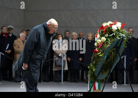 Berlin, Deutschland. 1. März 2013. Giorgio Napolitano, der italienische Staatspräsident Niederlegung Dowing Kranz an die zentrale Gedenkstätte der Bundesrepublik Deutschland für die Opfer des Krieges und Tyranny.ue Wache".  Auf Bild: Staatspräsident Giorgio Napolitano Italiens an "Neue Wache" in Berlin.  Bildnachweis: Reynaldo Chaib Paganelli / Alamy Live News Stockfoto