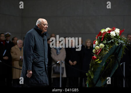 Berlin, Deutschland. 1. März 2013. Giorgio Napolitano, der italienische Staatspräsident Niederlegung Dowing Kranz an die zentrale Gedenkstätte der Bundesrepublik Deutschland für die Opfer des Krieges und Tyranny.ue Wache".  Auf Bild: Staatspräsident Giorgio Napolitano Italiens an "Neue Wache" in Berlin.  Bildnachweis: Reynaldo Chaib Paganelli / Alamy Live News Stockfoto