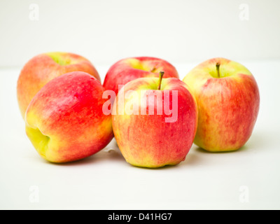 Rote Äpfel, die isoliert auf weißem Hintergrund Stockfoto