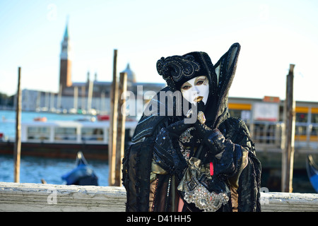 Masken zeigen neben der Insel und der Kirche von San Giorgio Maggiore Karneval 2013; Venedig; Veneto, Italien. Stockfoto