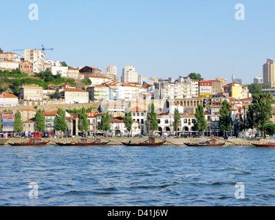 Blick auf Porto Stadt und Wein Boote am Fluss Douro in Portugal Stockfoto