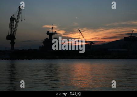 Orange Sonnenuntergang in den Hafen von Toulon in Frankreich Stockfoto