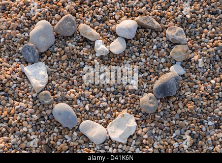 Herzform gemacht Kieselsteine am Strand Stockfoto