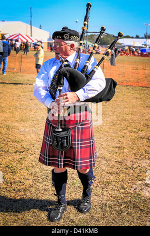 Mann in seinem Kilt spielen die Rohre an den Highland-Games Sarasota in Florida Stockfoto