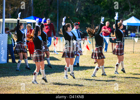 Mädchen tanzen die Highland Fling an der Sarasota Highland Games Florida Stockfoto