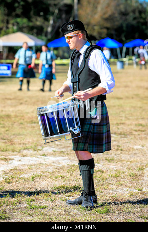 Mann in seinem Kilt Schlagzeug spielen bei den Highland-Games Sarasota in Florida Stockfoto