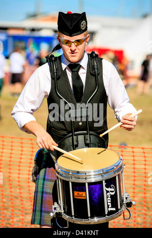 Mann in seinem Kilt Schlagzeug spielen bei den Highland-Games Sarasota in Florida Stockfoto