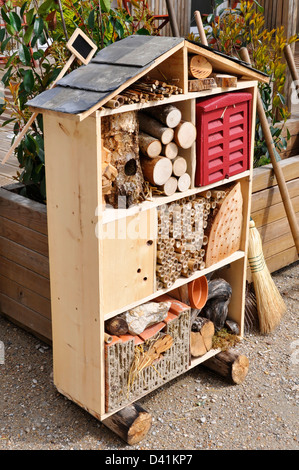 Holzhaus mit Insekten, auch als Insektenhotel oder Fehler nach Hause Stockfoto