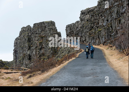 Touristen im Nationalpark Þingvellir oder Thingvallir Island zeigt Risse rund um das Rift valley Stockfoto