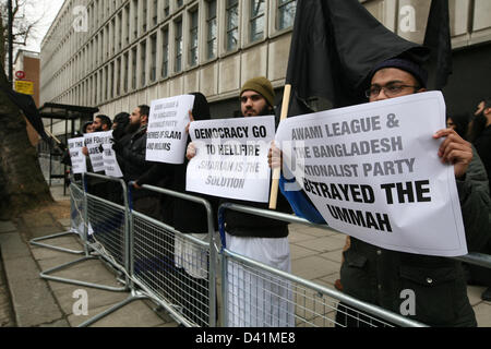 London, UK. 1. März 2013. Extremistische islamische Protest-Gruppe unter der Leitung von Kleriker Anjem Choudry demonstrieren gegen Bangladesch außerhalb der Botschaft von Bangladesh. Sie sind wütend auf die Forderung nach Verhaftungen von muslimischen Führern, die Seiten haben mit Pakistan und der Unterdrückung der Muslime von der Regierung. 03.01.2013, London, Vereinigtes Königreich Credit: Mario Mitsis / Alamy Live News Stockfoto