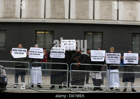 London, UK. 1. März 2013. Extremistische islamische Protest-Gruppe unter der Leitung von Kleriker Anjem Choudry demonstrieren gegen Bangladesch außerhalb der Botschaft von Bangladesh. Sie sind wütend auf die Forderung nach Verhaftungen von muslimischen Führern, die Seiten haben mit Pakistan und der Unterdrückung der Muslime von der Regierung. 03.01.2013, London, Vereinigtes Königreich Credit: Mario Mitsis / Alamy Live News Stockfoto