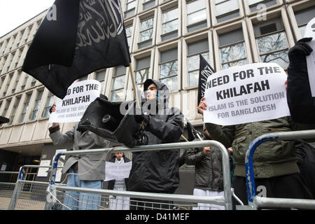 London, UK. 1. März 2013. London skandierten 1. März 2013, Demonstranten Slogans für ein vereintes Islam halten Sie Banner. Bildnachweis: Lydia Pagoni / Alamy Live News Stockfoto