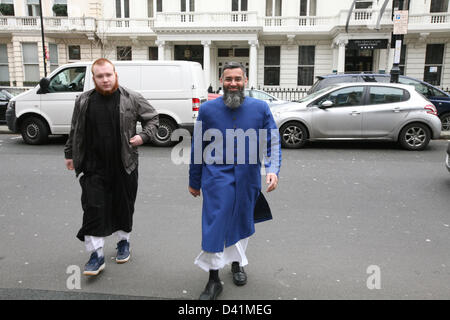 London, UK. 1. März 2013. Extremistische islamische Protest-Gruppe unter der Leitung von Kleriker Anjem Choudry demonstrieren gegen Bangladesch außerhalb der Botschaft von Bangladesh. Sie sind wütend auf die Forderung nach Verhaftungen von muslimischen Führern, die Seiten haben mit Pakistan und der Unterdrückung der Muslime von der Regierung. 03.01.2013, London, Vereinigtes Königreich Credit: Mario Mitsis / Alamy Live News Stockfoto