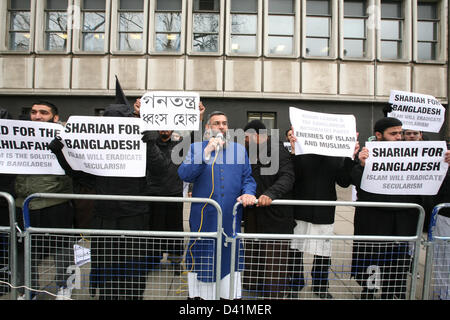 London, UK. 1. März 2013. Extremistische islamische Protest-Gruppe unter der Leitung von Kleriker Anjem Choudry demonstrieren gegen Bangladesch außerhalb der Botschaft von Bangladesh. Sie sind wütend auf die Forderung nach Verhaftungen von muslimischen Führern, die Seiten haben mit Pakistan und der Unterdrückung der Muslime von der Regierung. 03.01.2013, London, Vereinigtes Königreich Credit: Mario Mitsis / Alamy Live News Stockfoto