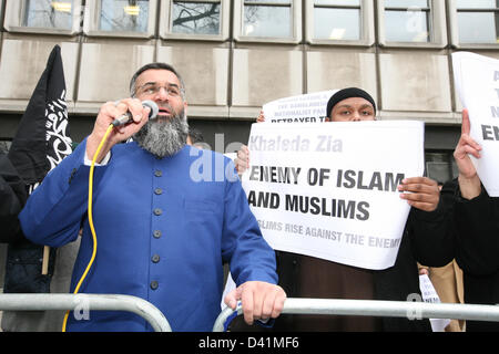 London, UK. 1. März 2013. Extremistische islamische Protest-Gruppe unter der Leitung von Kleriker Anjem Choudry demonstrieren gegen Bangladesch außerhalb der Botschaft von Bangladesh. Sie sind wütend auf die Forderung nach Verhaftungen von muslimischen Führern, die Seiten haben mit Pakistan und der Unterdrückung der Muslime von der Regierung. 03.01.2013, London, Vereinigtes Königreich Credit: Mario Mitsis / Alamy Live News Stockfoto