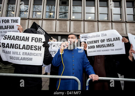 London, UK. 1. März 2013. Extremistische islamische Protest-Gruppe unter der Leitung von Kleriker Anjem Choudry demonstrieren gegen Bangladesch außerhalb der Botschaft von Bangladesh. Sie sind wütend auf die Forderung nach Verhaftungen von muslimischen Führern, die Seiten haben mit Pakistan und der Unterdrückung der Muslime von der Regierung. 03.01.2013, London, Vereinigtes Königreich Credit: Mario Mitsis / Alamy Live News Stockfoto