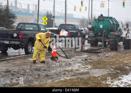 Warren, Michigan - Arbeiter Aufräumen eine gefährliche Material Überlauf auf der Schulter von einer großen Straße. Stockfoto