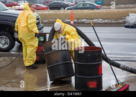 Warren, Michigan - Arbeiter Aufräumen eine gefährliche Material Überlauf auf der Schulter von einer großen Straße. Stockfoto