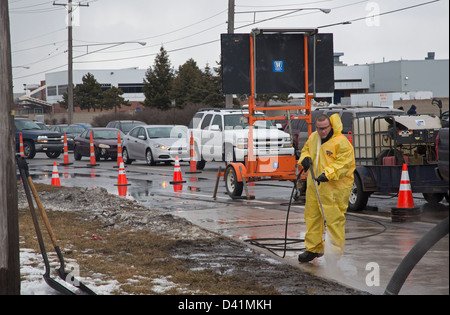 Warren, Michigan - Arbeiter Aufräumen eine gefährliche Material Überlauf auf der Schulter von einer großen Straße. Stockfoto