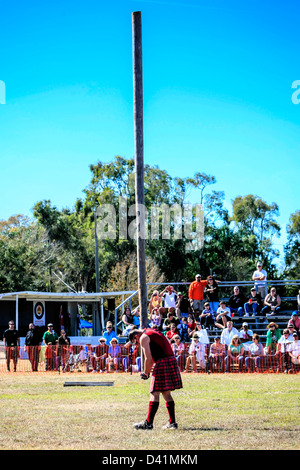 An der Sarasota Highland Games Florida bereitet sich ein Konkurrent auf der Caber toss Stockfoto