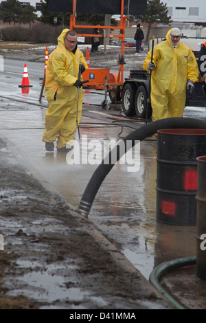 Warren, Michigan - Arbeiter Aufräumen eine gefährliche Material Überlauf auf der Schulter von einer großen Straße. Stockfoto