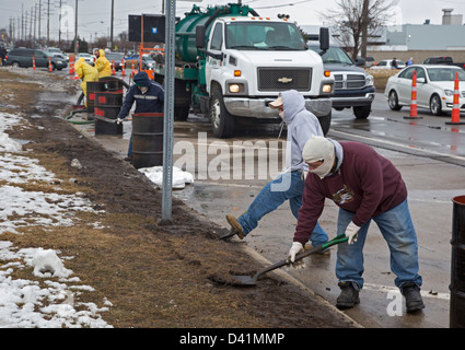 Warren, Michigan - Arbeiter Aufräumen eine gefährliche Material Überlauf auf der Schulter von einer großen Straße. Stockfoto