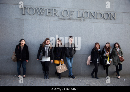 Junge chinesische Touristen am Tower of London, UK. Es ist eine sehr deutlich Zunahme des Tourismus aus China in der Stadt. Stockfoto