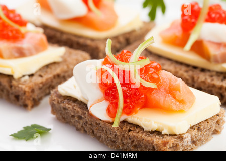 Kaviar, Lachs Sandwiches auf weiß Stockfoto