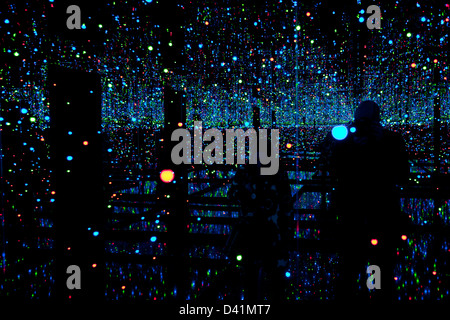 Kunstinstallation namens Infinity Room von Yayoi Kusama. Stockfoto
