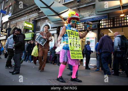 Mann Werbung für Salsa-tanzen-Klassen mit einem Sandwich-Brett und amüsant in East London, UK-Kostüm. Stockfoto