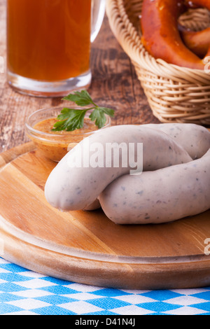 Bayerische Weißwürste mit Brezel Stockfoto