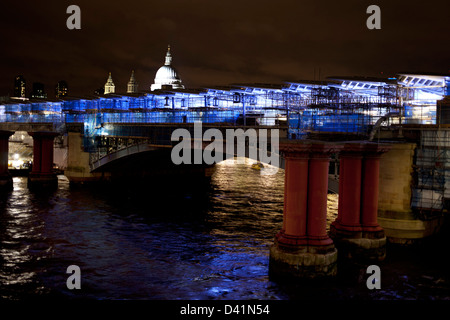 Bau eines neuen Bahnhofs auf Blackfriars Bridge, London, UK. Stockfoto