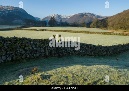 Stil über trockenen Stein Wand frostigen Morgen mit Blick auf die Borrowdale Fells, Cumbria, Nationalpark Lake District, England, UK Stockfoto