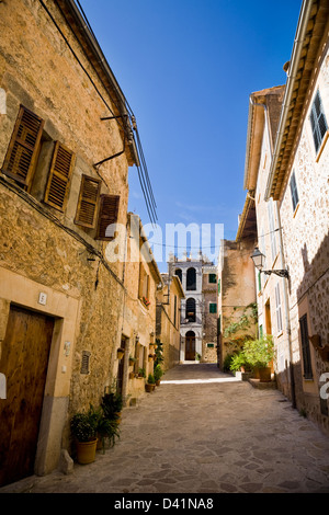 Traditionelle Steinhäusern Linie eine Straße in Valldemossa, Mallorca, Spanien. Stockfoto