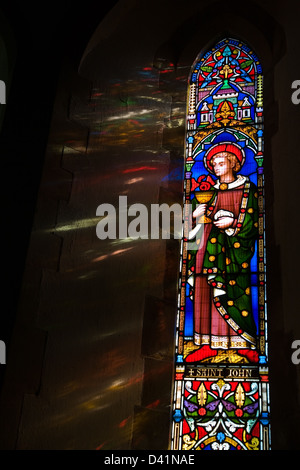 Glasmalerei-Fenster Darstellung Saint John in Bognerei Kirche, East Sussex, England Stockfoto