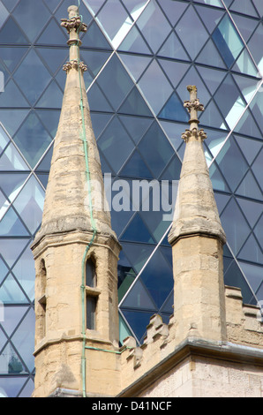 Turm der Kirche und der Wolkenkratzer Gherkin in der City of London, England Stockfoto