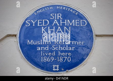 blaue Plakette markiert eine Heimat der muslimischen Reformer und Gelehrter Sir Syed Ahmed Khan, Mecklenburgh Square in London, England Stockfoto