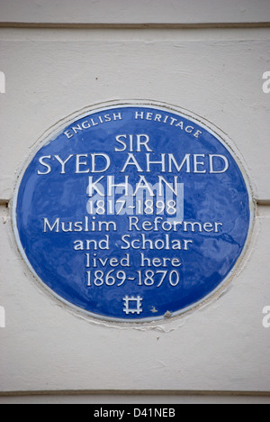 blaue Plakette markiert eine Heimat der muslimischen Reformer und Gelehrter Sir Syed Ahmed Khan, Mecklenburgh Square in London, England Stockfoto