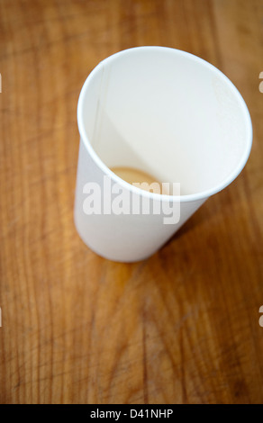 Kaffee von Styroporbecher mit Bodensatz im unteren Stockfoto