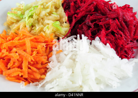 Salat aus geriebenen rote Beete, Rüben, Karotten und Apfel - Detailansicht Stockfoto