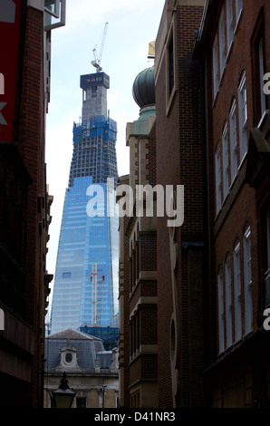 Die Scherbe im Bau, die man durch eine schmale Gasse in der Stadt von London, England Stockfoto