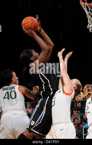 28. Februar 2013: Elizabeth Williams #1 des Herzogs in Aktion während der NCAA Basketball-Spiel zwischen den Miami Hurricanes und die Duke Blue Devils im Bank United Center in Coral Gables, FL. Die Hurricanes besiegten die Blue Devils 69-65. Stockfoto