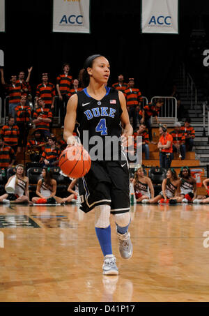 28. Februar 2013: Chloe Wells #4 des Herzogs in Aktion während der NCAA Basketball-Spiel zwischen den Miami Hurricanes und die Duke Blue Devils im Bank United Center in Coral Gables, FL. Die Hurricanes besiegten die Blue Devils 69-65. Stockfoto