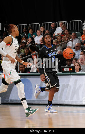 28. Februar 2013: Alexis Jones #2 des Herzogs in Aktion während der NCAA Basketball-Spiel zwischen den Miami Hurricanes und die Duke Blue Devils im Bank United Center in Coral Gables, FL. Die Hurricanes besiegten die Blue Devils 69-65. Stockfoto